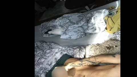 Heißer tätowierter Teenie fickt morgens sein Bett