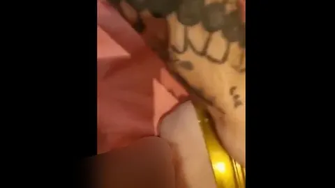 dein tätowierter Fuckboy fickt Fleshlight und tut so, als wäre es deine Muschi