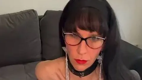 Sandy-366: Mit Klammern an den Titten Dildo gerittenRiding a dildo with clamps on her tits
