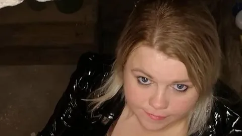 Die nasse Pussy im feuchten Keller!