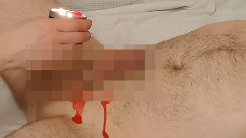 Heißes Wachs auf den steifen Schwanz mit harten Schlägen und Finger im Po