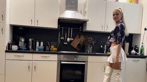 schnuggie91: Mein versautes Dinnerdate! Kitzler Schwanz Massage als Vorspeise!