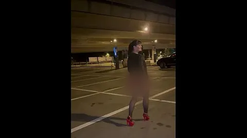 Die devote dauergeile Hobbyhure Angi zeigt sich öffentlich schamlos auf dem Parkplatz