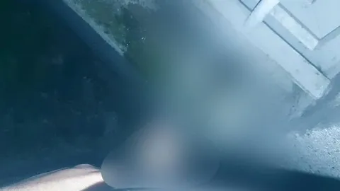 Ich Pisse an ein Kellerfenster