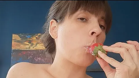 Sexy-Traum: Wir lieben Erdbeeren und mit Schlagsahne schmecken sie noch besser