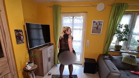 GEIL IM LEDERMINIKLEID NYLONSTRUMPFHOSE UND LACK HEELS!!!!!