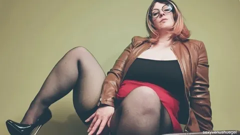 sexyvenushuegel: Deine Chefin fotzt Dich an