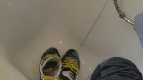 SkaterboysocksXL: Latinoboy als Wixxvorlage: PISSE,SMOKE,CUM