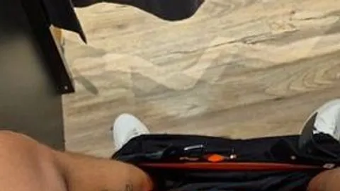 Skaterjunge19: Geil die fette Sahne in der Umkleidekabine abgewixxt