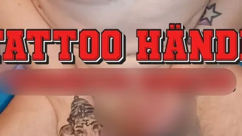Tattoo-Hände wichsen ihn richtig versaut