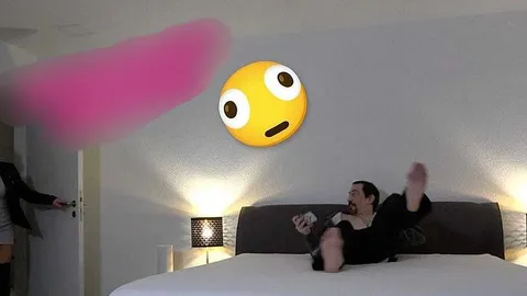 Wichser in MEINEM BETT erwischt! Neue WG Mitbewohner Erwischt!!!