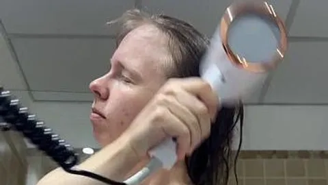 Titten wackeln beim Haare föhnen