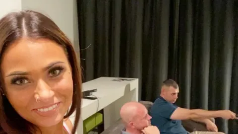 TV Abend eskaliert - Sie kriegt es richtig !