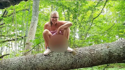 Ich pinkel vom Baum im Wald - Outdoor