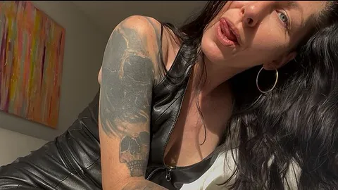 Thirteen-Mel: Domina Mel in komplett Leder Outfit fickt deinen Kopf!!