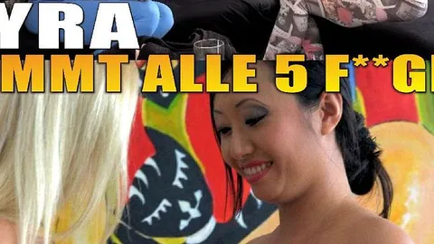 TiffanyAngel: Pornbabe Tyra nimmt alle 5 Finger