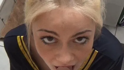 Blonde 18 J. Stewardess hart vor der Arbeit gefickt!