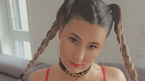 Feuchte Pussy mit Dildo besorgt bis zum Orgasmus