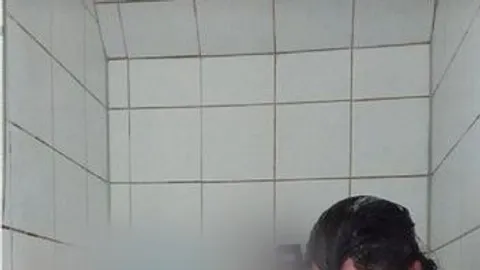 Mit Shampoo wichsen ordentlich stöhnen und abspritzen