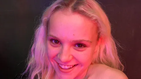 xsVivi: MILF besorgt es unseren beiden Teenie-Muschis!!!