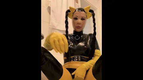 Yellowdreamcap: Geil abgepisst in schwarz gelbem Latex