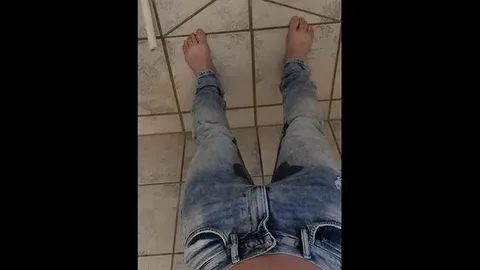 YoungAlex_20: 12h ohne Pissen und dann alles in die Hose! Teil 2!
