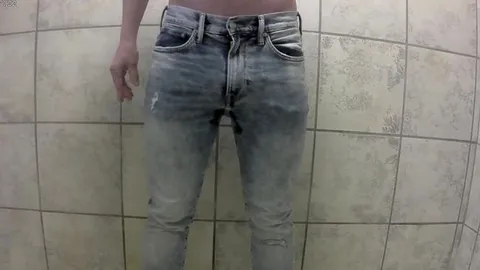 YoungAlex_20: 12h ohne Pissen und dann alles in die Hose! Teil 1!